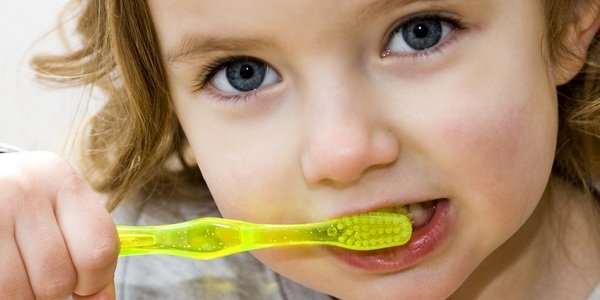 Uşaqlar dişlərini hansı yaşda fırçalamalı?