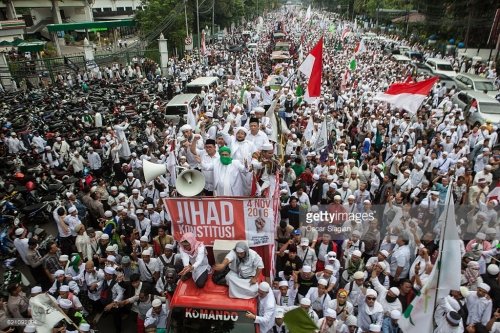 Xristian qubernatorun Qurana həqarəti indoneziyalı müsəlmanları ayağa qaldırdı (Foto)