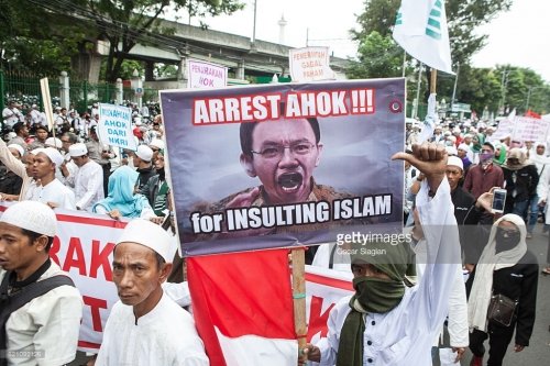 Xristian qubernatorun Qurana həqarəti indoneziyalı müsəlmanları ayağa qaldırdı (Foto)