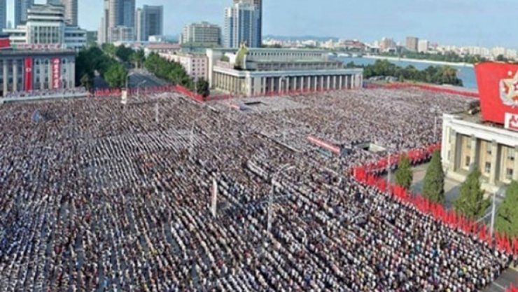 Şimali Koreyada minlərlə insanın iştirakı ilə mitinq: "ABŞ-a ölüm!"