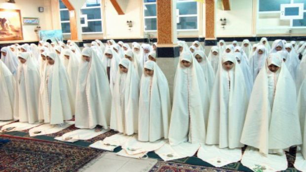 Yalnız qadınlardan ibarət olan camaat namazında qadın imam dura bilər?