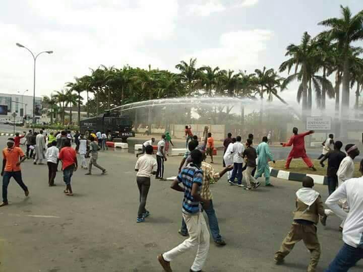 Nigeriyada "Şeyx Zəkzakiyə azadlıq!" aksiyası qana bulandı 