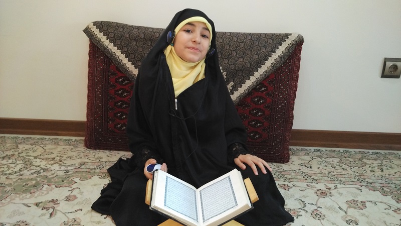 7 yaşlı iranlı qız 18 ay ərzində Quran hafizi oldu
