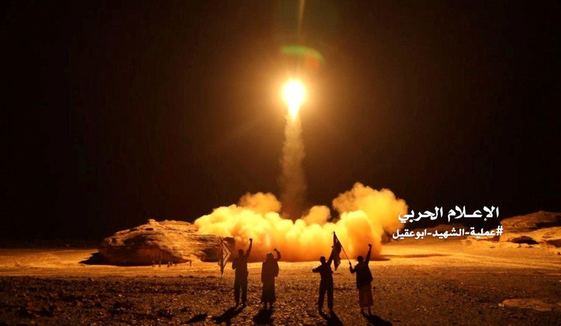 Yəmənlilər Səudiyyə rejiminin bir neçə hərbi bazasını raketlərlə vurdu