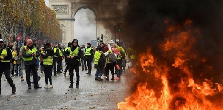Fransada "sarı jiletlilər"in aksiyasına görə 43 min nəfər işsiz qaldı