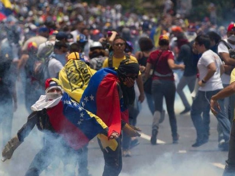 Venesuelada etiraz aksiyaları zamanı azı 16 nəfər ölüb