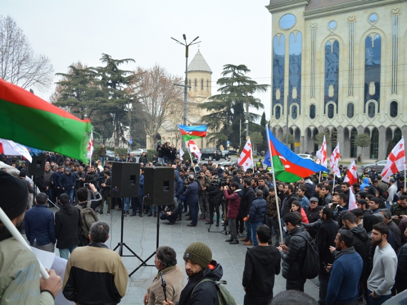 Parlament qarşısında Mixal Avaqiyanın büstünün götürülməsi tələb olundu - Aksiya (FOTO)