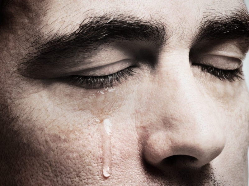 Psixiatrlar stressdən azad olmaq üçün ağlamağı tövsiyə edir