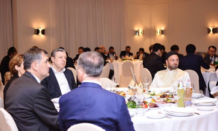 GÜRCÜSTANIN BAŞ NAZİRİ ÖLKƏ MÜSƏLMANLARINA İFTAR SÜFRƏSİ TƏŞKİL EDİB (FOTO)