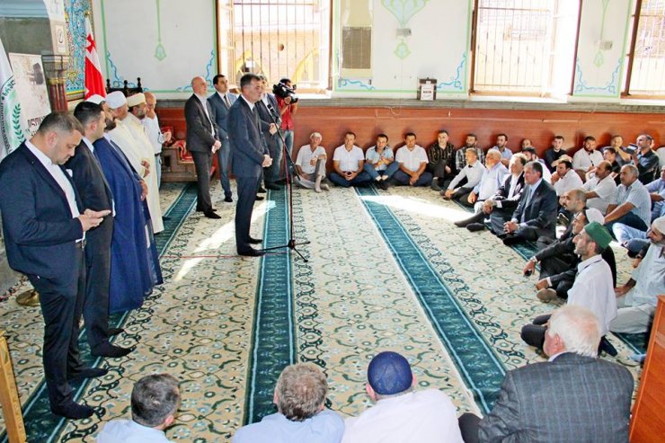 HÖKUMƏT NÜMAYƏNDƏLƏRİ QURBAN BAYRAMINI TƏBRİK ETMƏK MƏQSƏDİ İLƏ TBİLİSİ CÜMƏ MƏSCİDİNDƏ OLDULAR (Foto)