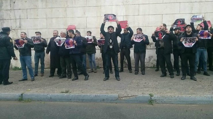 “Maarifçiliyə Dəvət” İB-in üzvləri ABŞ səfirliyi qarşısında etiraz aksiyası keçiriblər