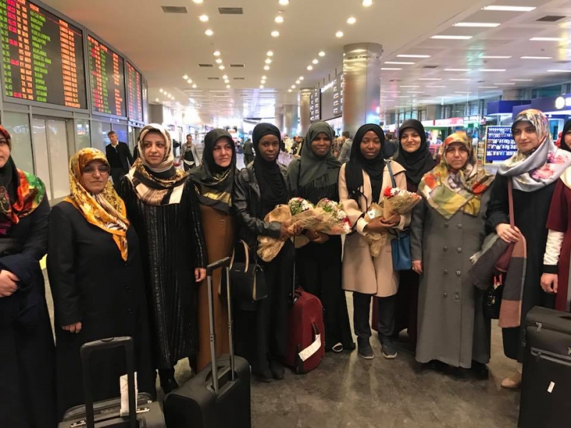 Şeyx Zəkzakinin qızı İstanbulda gül dəstələrilə qarşılandı - FOTO