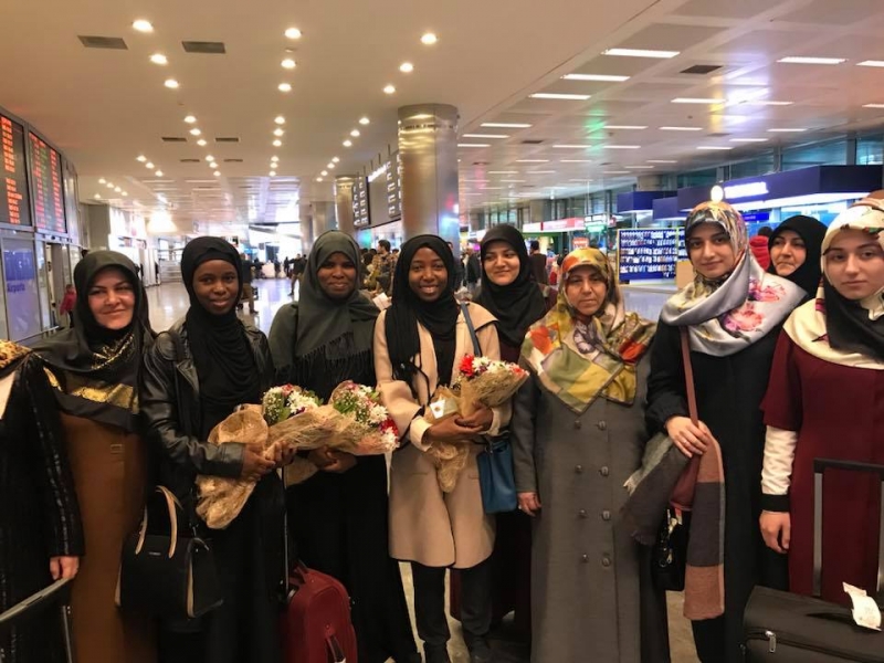 Şeyx Zəkzakinin qızı İstanbulda gül dəstələrilə qarşılandı - FOTO