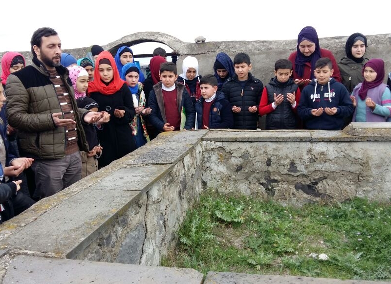 Əhli-beyt (ə) cəmiyyətinin tələbələri Həzrət Qeys ibn Sədin (r.ə) ziyarətgahında (Foto-Video)