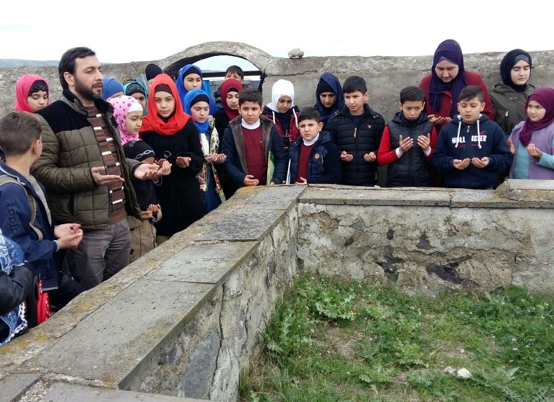 Əhli-beyt (ə) cəmiyyətinin tələbələri Həzrət Qeys ibn Sədin (r.ə) ziyarətgahında (Foto-Video)