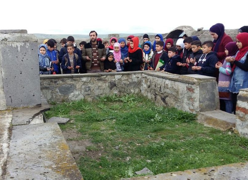 Əhli-beyt (ə) cəmiyyətinin tələbələri Həzrət Qeys ibn Sədin (r.ə) ziyarətgahında (Foto-Video)