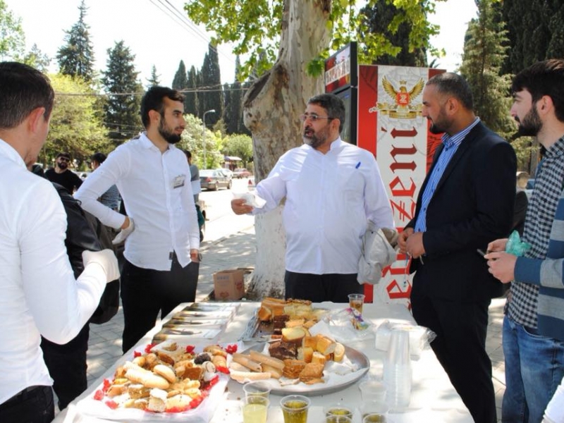 Marneuli şəhərində İmam Məhdinin (ə) təvəllüdünü ehsan paylamaqla qeyd etdilər (Foto)