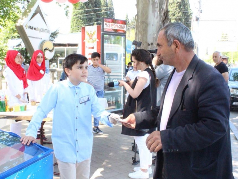 Marneuli şəhərində İmam Məhdinin (ə) təvəllüdünü ehsan paylamaqla qeyd etdilər (Foto)