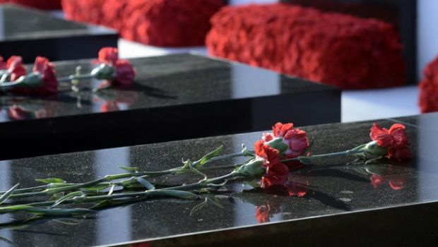 İslami baxımdan məzarların üzərinə gül, ətir və bu kimi şeylər aparmaq olarmı?