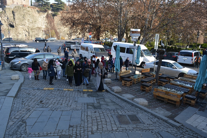 Gürcüstan Əhli-beyt (ə) cəmiyyətinin qız tələbələri və müəllimələri Tbilisyə gəzintiyə gediblər (Foto)