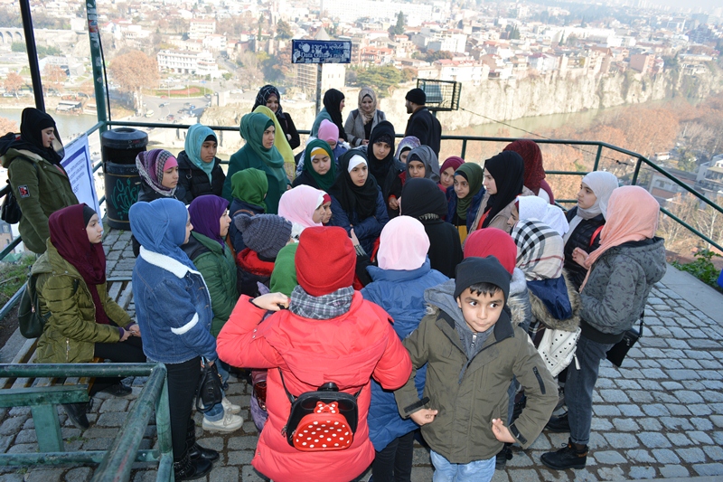 Gürcüstan Əhli-beyt (ə) cəmiyyətinin qız tələbələri və müəllimələri Tbilisyə gəzintiyə gediblər (Foto)