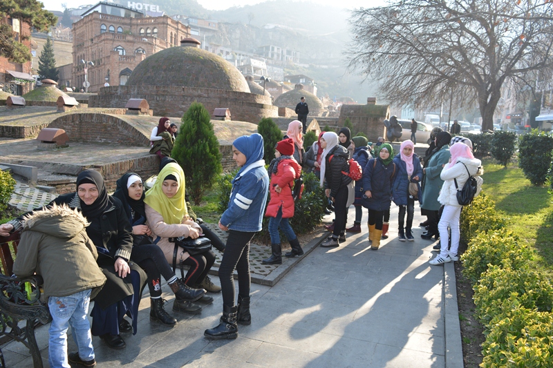 Gürcüstan Əhli-beyt (ə) cəmiyyətinin qız tələbələri və müəllimələri Tbilisyə gəzintiyə gediblər (Foto)
