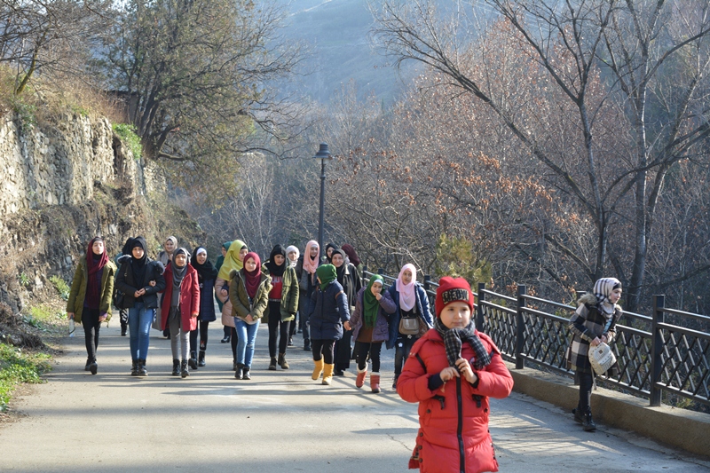 Gürcüstan Əhli-beyt (ə) cəmiyyətinin qız tələbələri və müəllimələri Tbilisyə gəzintiyə gediblər (Foto)