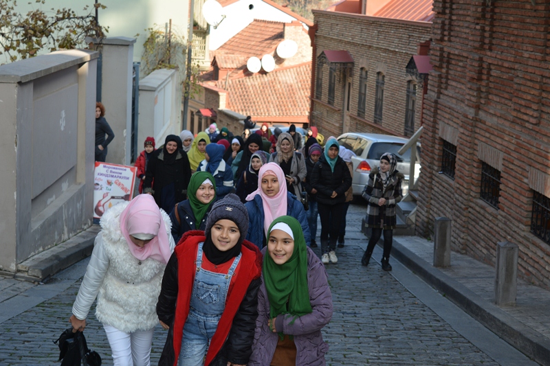 Gürcüstan Əhli-beyt (ə) cəmiyyətinin qız tələbələri və müəllimələri Tbilisyə gəzintiyə gediblər (Foto)
