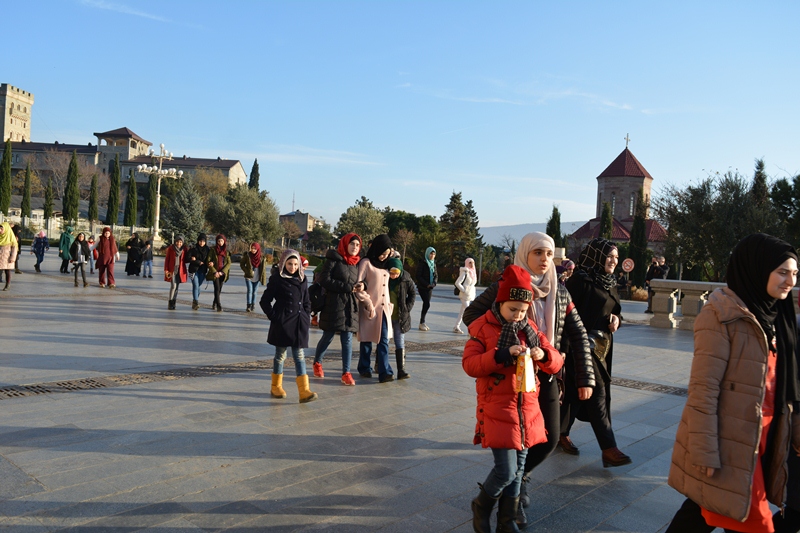 Gürcüstan Əhli-beyt (ə) cəmiyyətinin qız tələbələri və müəllimələri Tbilisyə gəzintiyə gediblər (Foto)