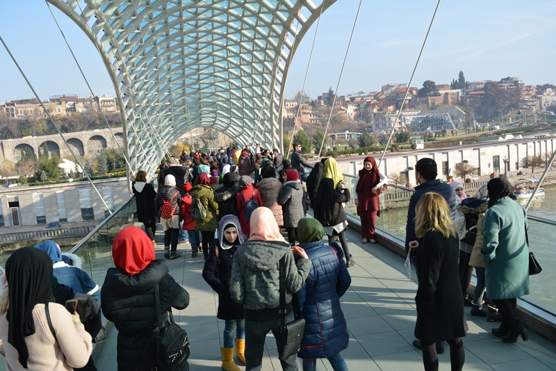 Gürcüstan Əhli-beyt (ə) cəmiyyətinin qız tələbələri və müəllimələri Tbilisyə gəzintiyə gediblər (Foto)