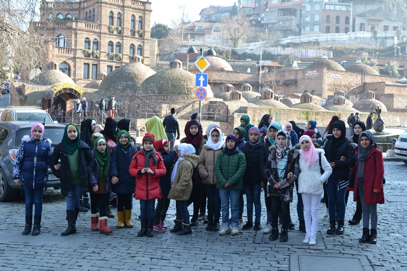Gürcüstan Əhli-beyt (ə) cəmiyyətinin qız tələbələri və müəllimələri Tbilisyə gəzintiyə gediblər (Foto)