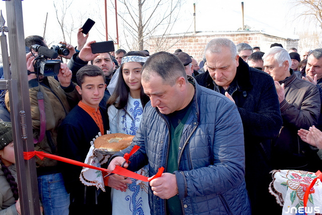 Xocalıda vuruşmuş erməniyə Gürcüstanda abidə qoyuldu