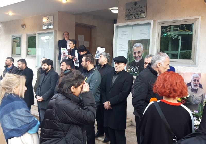 İranın Gürcüstandakı səfirliyinin önündə şəhidlərin anım mərasimi keçirilib (Foto)