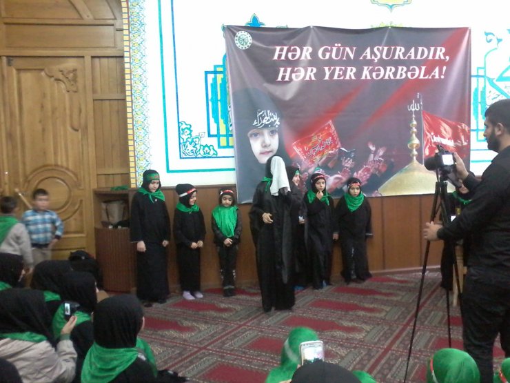 Marneuli şəhəri "Əhli beyt (ə) "dini və mədəni maarif cəmiyyətinin tələbələri "Rüqəyyənin naləsi " adlı əza məclisi qeyd etdilər.
