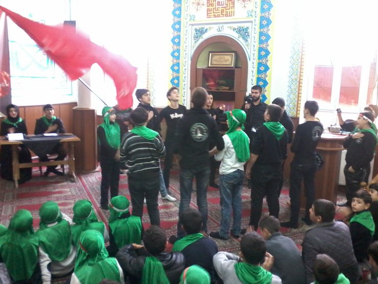 Marneuli şəhəri "Əhli beyt (ə) "dini və mədəni maarif cəmiyyətinin tələbələri "Rüqəyyənin naləsi " adlı əza məclisi qeyd etdilər.