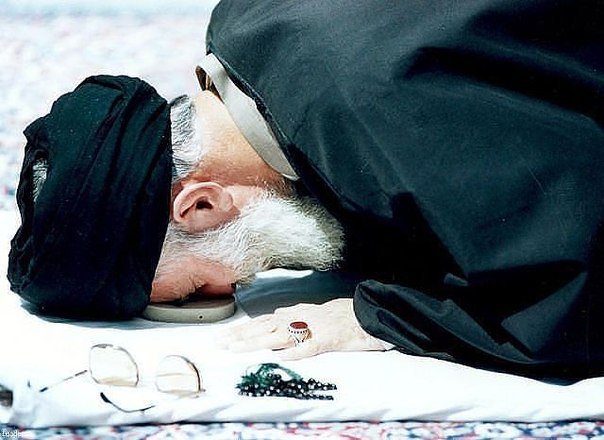 Ayətullah Xameneyi cənabları namazda qəlb hüzuru əldə etmək barədə