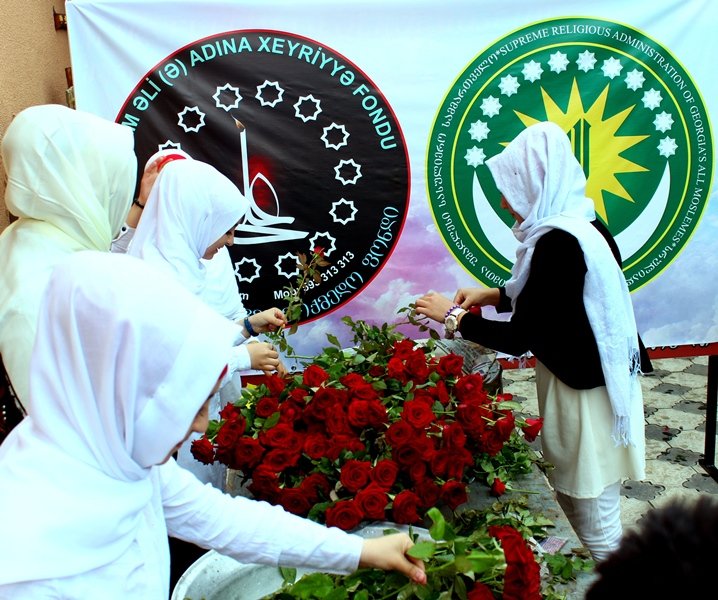 Ekskluziv !!! Bu gün paytaxt Tiflis qızıl gülə boyanmışdır. (Fotolar)