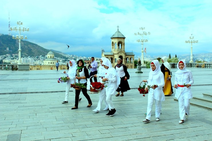 Ekskluziv !!! Bu gün paytaxt Tiflis qızıl gülə boyanmışdır. (Fotolar)