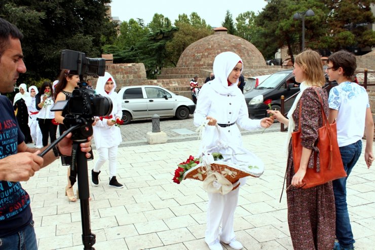 Ekskluziv !!! Bu gün paytaxt Tiflis qızıl gülə boyanmışdır. (Fotolar)