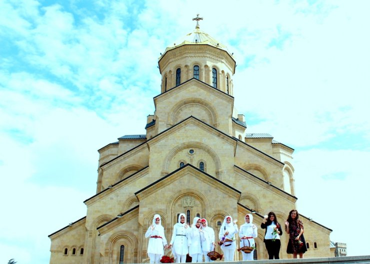 Ekskluziv !!! Bu gün paytaxt Tiflis qızıl gülə boyanmışdır. (Fotolar)