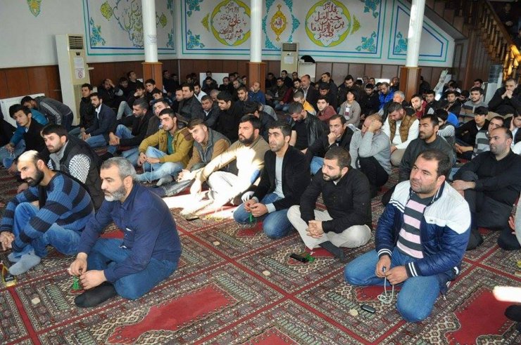 Hacı Əziz Nəbiyevin imamlığı ilə Cümə namazı qılındı (Foto)