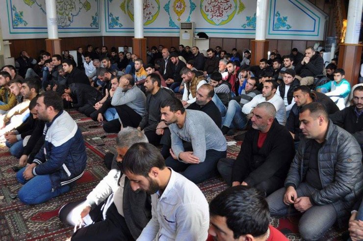 Hacı Əziz Nəbiyevin imamlığı ilə Cümə namazı qılındı (Foto)