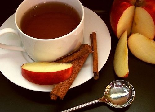 Darçınla alma çayı. Çox faydalı!
