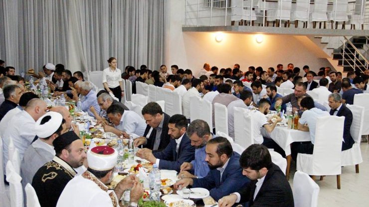 GÜRCÜSTANDA HZ. İMAM HƏSƏNİN (Ə) TƏVƏLLÜD MƏRASİMİ İFTAR ZAMANI KEÇİRİLİB (FOTO)