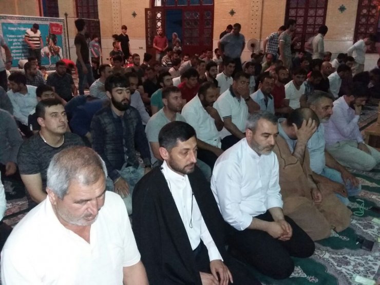 Marneulidə yerləşən İmam Huseyn (ə) adına olan məsciddə həzrəti Xədicənin vəfatı münasibəti ilə, ehsan olaraq iftar süftəsi verildi (Foto)