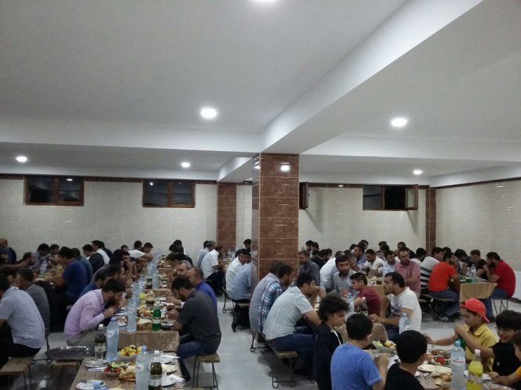 Marneulidə yerləşən İmam Huseyn (ə) adına olan məsciddə həzrəti Xədicənin vəfatı münasibəti ilə, ehsan olaraq iftar süftəsi verildi (Foto)
