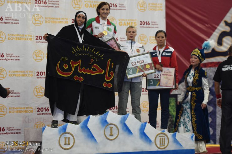 Müsəlman güləşçi Dünya Çempionatında İmam Hüseyn bayrağını dalğalandırıb