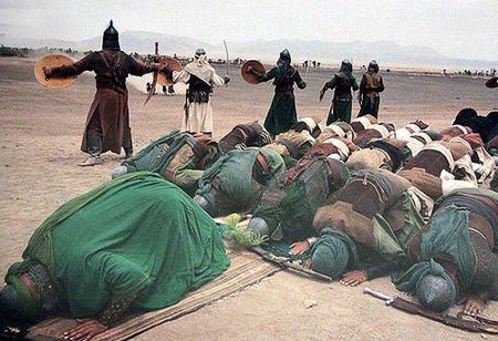 Aşura günü İmamın (ə) günorta namazına durmasının səbəbi nə idi?