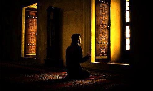 İnsan çətinliyə düşən zaman 2 rükət namaz qılarsa və ondan sonra hacətini istəyərsə, Allah hacətini yerinə yetirər