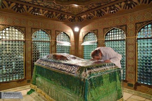 İmam Rzanın (ə) mübarək qəbrinin tozunun alınması mərasimi keçirildi (Foto)